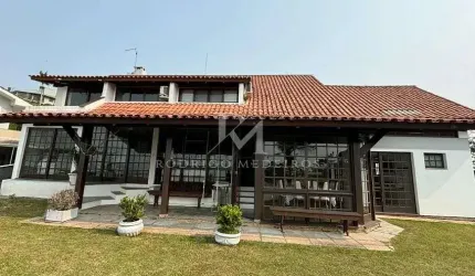 Casa com uma vista incrível com 4 dormitórios e 4 vagas de garagem no Bosque das Mansões - São Jose/SC