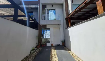 Sobrado Geminado com 2 quartos, localizado no Iririú à venda de R$ 350 mil por R$ 330 mil.