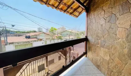Casa 180m² - 03 qts. - 01 suíte - 03 banho - 02 vg. - R$ 745K