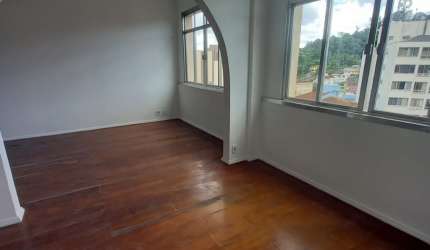 Centro - Amplo apartamento com 2 quartos (podendo ser revertido para 3)