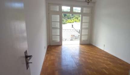 Centro - Excelente apartamento com vista indevassável constando de 3 quartos