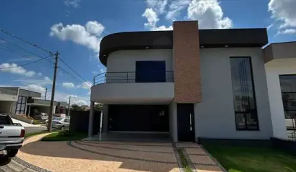 Sobrado à venda em Condomínio.