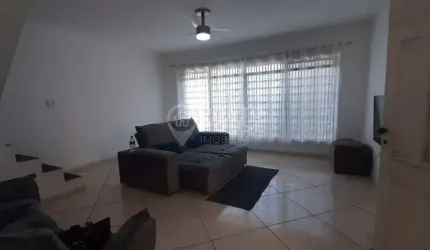 Casa Duplex com entrada independente na Chácara Inglesa com 2 vagas de Garagem.