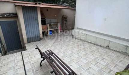 Casa térrea á venda com 04 apartamentos, 06 wc's, 04 vagas em Vila Mariana