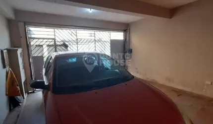 Casa térrea de 150m², com 2 dormitórios, living, corredor lateral e 2 vagas