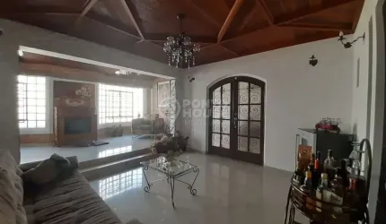 Sobrado à venda no bairro Saúde, 3 suítes e 5 vagas.