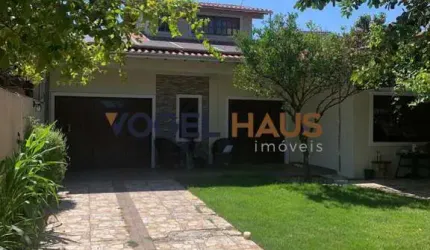 Casa à venda com amplo pátio no Bairro Harmonia, em Canoas.