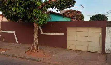 VENDO CASA 3 SUÍTES COM PISCINA. Casa de Rua com 3 Quarto(s) e 2 banheiro(s) à Venda, 180 por R$ 450.000 no setor Cidade Vera Cruz TA14224