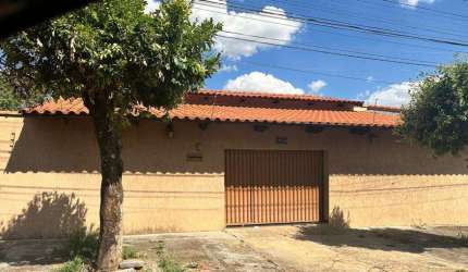 Casa São Francisco 3 Quartos Casa de Rua com 3 Quarto(s) e 2 banheiro(s) à Venda, 200 por R$ 390.000 no setor Ipiranga AD15844