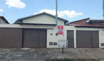 Casa de Rua com 4 barracões FL15975