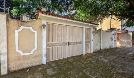 Casa de rua com barracão no setor aeroporto (2 casas independentes e barracão) Casa de Rua com 3 Quarto(s) e 1 banheiro(s) à Venda, 268 por R$ 820.000 no setor Setor Aeroporto TA22035