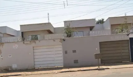 CASA EM TRINDADE VILA PAI ETERNO Casa de Rua com 3 Quarto(s) e 2 banheiro(s) à Venda, 104 por R$ 390.000 no setor Setor Pai Eterno VN24443