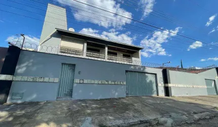 SOBRADO EM DOIS LOTES DE ALTO PADRÃO COM PÍSCINA Casa de Rua com 6 Quarto(s) e 5 banheiro(s) à Venda, 351 por R$ 1.470.000 no setor Residencial Flamingo AD26661