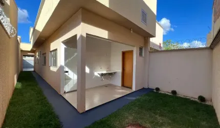 Casa Setor Mont Serrat 3 quartos Casa de Rua com 3 Quarto(s) e 2 banheiro(s) à Venda, 103 por R$ 470.000 no setor Jardim Mont Serrat IN27324