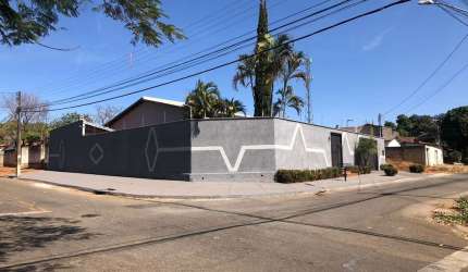 Linda Casa Térrea  Casa de Rua com 5 Quarto(s) e 3 banheiro(s) à Venda, 278 por R$ 930.000 no setor Jardim Califórnia  AD27769