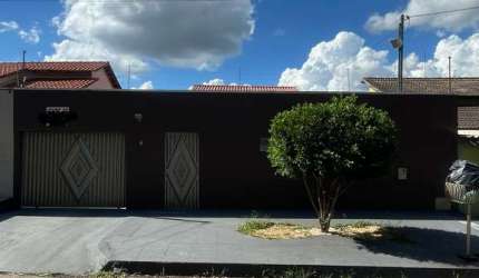 Casa Gelza trindade  Casa de Rua com 4 Quarto(s) e 1 banheiro(s) à Venda, 150 por R$ 700.000 no setor Conjunto Sol Dourado AD28441