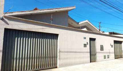 Duas casas à venda no mesmo lote Casa de Rua com 3 Quarto(s) e 4 banheiro(s) à Venda, 342.37 por R$ 895.000 no setor Setor Sao Jose FL28581