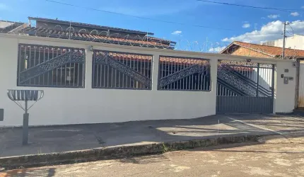 CASA JARDIM PETROPOLIS Casa de Rua com 3 Quarto(s) e 2 banheiro(s) à Venda, 250 por R$ 950.000 no setor Residencial Petrópolis AD30043