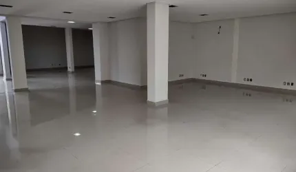 GALPÃO COMERCIAL ESPAÇOSO COM SETOR DE ARMAZENAGEM Galpão / Depósito à Venda, 1100 por R$ 3.500.000 no setor Residencial Petrópolis AD30253