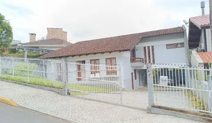 Casa à venda do bairro Saguaçú em Joinville, no condomínio Parc de France por R$1.850.000,00