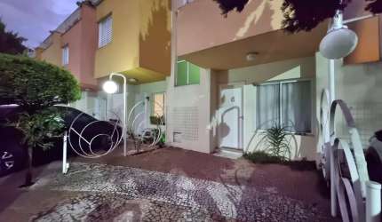 Sobrado á venda em Condominio fechado, 3 quartos, sendo 1 suíte, 2 vagas, espaço gourmet, próxim