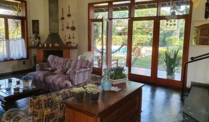 EXCELENTE CASA A VENDA NO PORTAL DA CONCÓDIA  EM CABREÚVA/SP, 600M² DE A.C. 2000M² DE A.T., 4 SUÍTES, PISCINA, ÁREA GOURMET, 3 SALAS, 14 VGS GARAGEM.