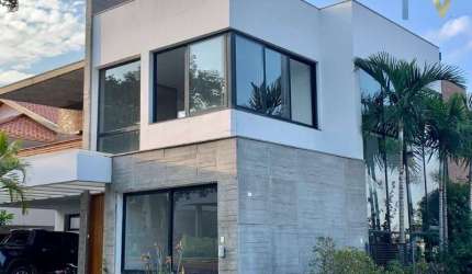 Sobrado de 420m² de construção e 560m² de terreno, c/ 3 suítes, lareira, pé direito duplo, piscina, home office, 6 vagas garagem no Reserva da Serra