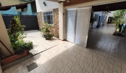 Casa Térrea Isolada de 116m2 com 02 dormitórios sendo 01 suíte à 800m da praia