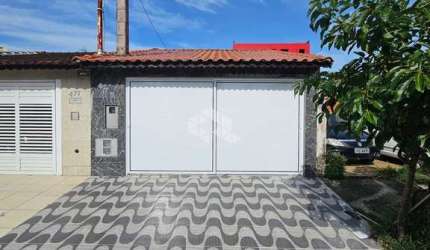 CASA NA PRAIA. 02 DORMS. COZ. PLANEJADA, 03 VAGAS, LAZER C/ PISCINA. VILA MIRIM, PRAIA GRANDE SP.