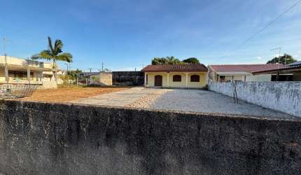Casa com Terreno Amplo próximo ao Mar