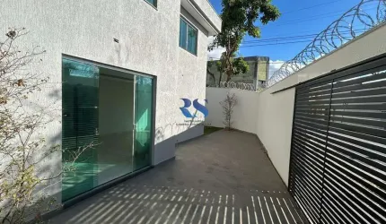 Compre casa geminada de três quartos no Bairro Candelária em Belo Horizonte