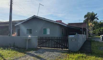 CASA DE ESQUINA COM 84M² A 700M DA PRAIA