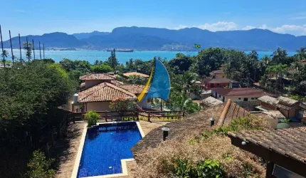 EM CONDOMÍNIO - REGIÃO CENTRAL DE ILHABELA - PROXIMO A PRAIA