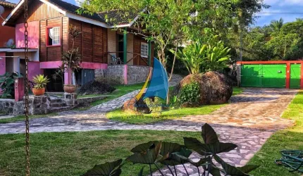 CASA TÉRREA COM AMPLO JARDIM - EXCELENTE LOCALIZAÇÃO - REGIÃO CENTRAL - ILHABELA.