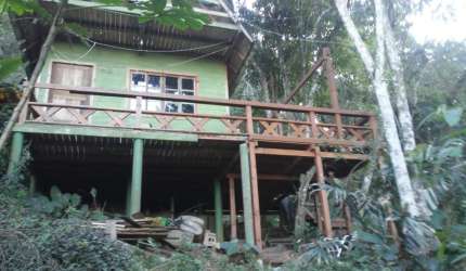 Vende -se terreno na costa da lagoa com 706m² total e com um chalé de 80m² área construída.
