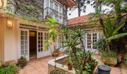Casa triplex, desocupada, com local para elevador de carga, no condomínio São Lourenço, 471m²,4 suí