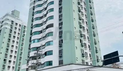 APARTAMENTO NO CENTRO COM DUAS VAGAS DE GARAGEM