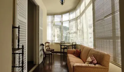 ESPAÇOSO APARTAMENTO DE 3 QUARTOS  EM PRÉDIO ANTIGO COM BELO JARDIM!!!