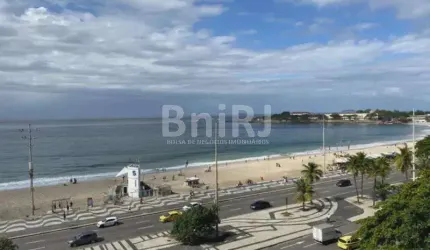 Luxuoso apartamento frontal mar