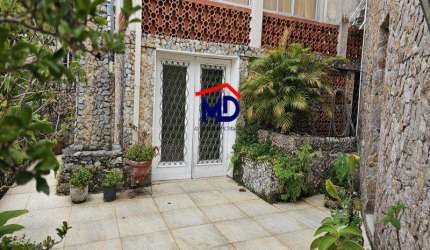 Casa duplex, bem localizada, 4 quartos, 5 vagas cobertas, silenciosa, ajardinada