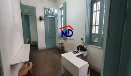 Casa bem localizada, 6 quartos, 2 salas, quase esquina Rua Bento Lisboa