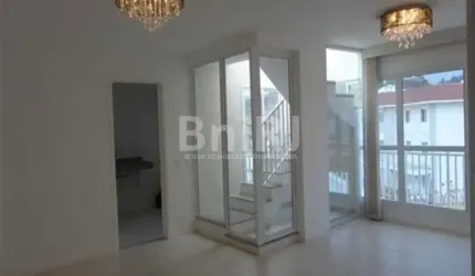 Cobertura 3 quartos, sendo 1 suíte- Com 2 vagas. Próximo ao Centro-Petrópolis ? RJ.