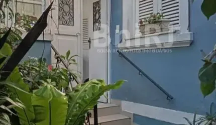 Charmosa casa de vila a venda- Travessa Visconde de Morais
