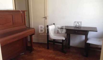 Charmoso e silencioso apto de quarto e sala com dependencias  em predio classico na Praia do Flamengo