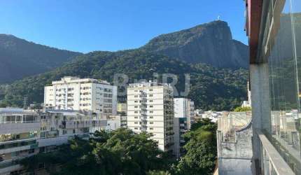 Oportunidade!  Reformado! Varandão!! Vista cinematográfica.