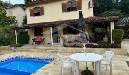 PECHINCHA - Excelente casa de 271 m², em terreno de 660 m²