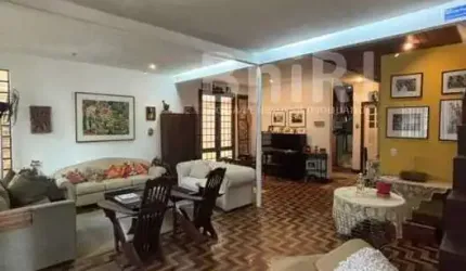 Casa na Gávea, parte baixa, rua tranquila e próxima ao Baixo Gávea.