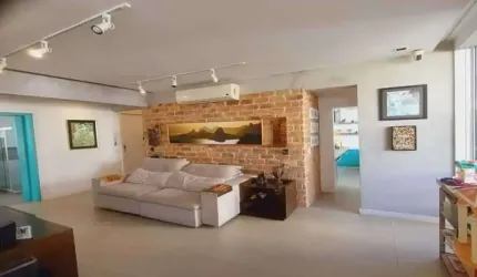 Cobertura linear na Glória com muita área aberta .