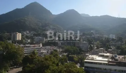 Arejada Cobertura em prédio centro de terreno