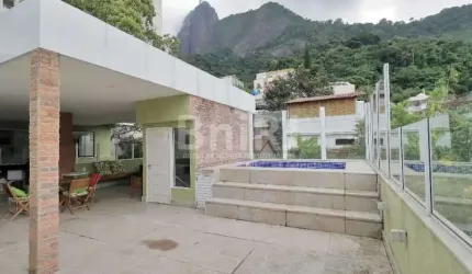 UMA GRAÇA DE CASA NO HUMAITÁ EM RUA ARBORIZADA E SEM SAÍDA COM CANCELA DE SEGURANÇA 24 HORAS